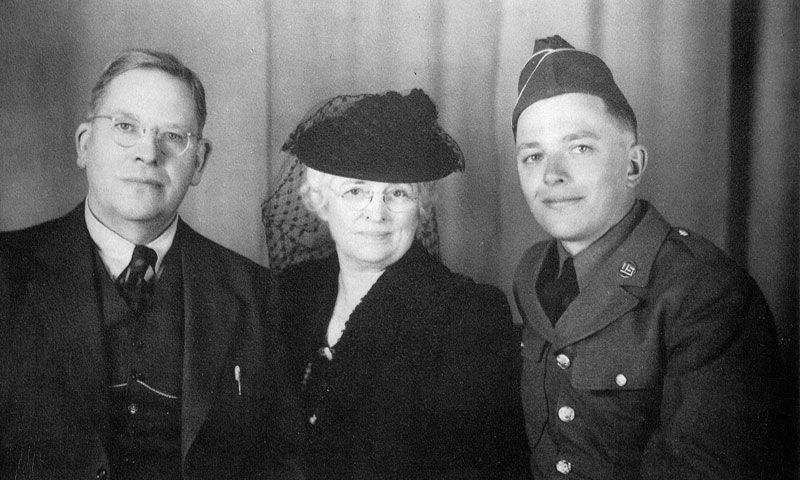 Willet Willis (left) with his wife and son, date unknown.  (© DMNS)